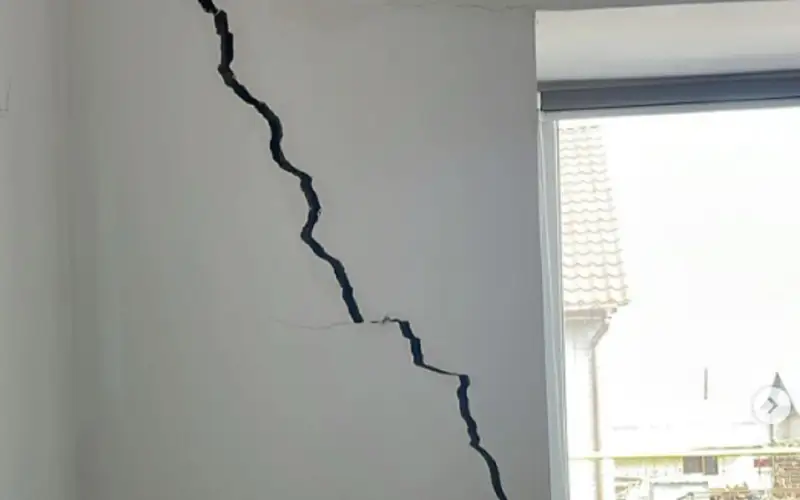 Новый опорный пункт полиции разваливается в Алматинской области