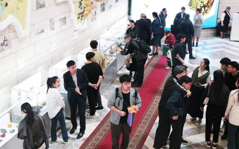 哈萨克斯坦中央国家博物馆举办“宝藏世界之旅”宝石展览