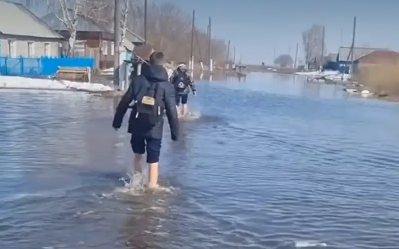 Вода разлилась на дамбе и затопила села в Костанайской области
