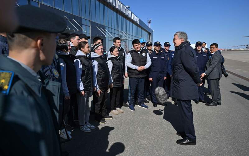 Президент поблагодарил спасателей, полицейских и волонтеров, борющихся с паводком в ЗКО Президент и спасатели