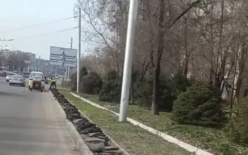 Новый тротуар раскопали в Алматы: на жалобы горожан ответили в акимате 