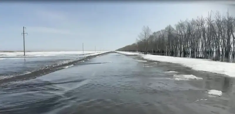 На затопленных автодорогах СКО спадает уровень воды
