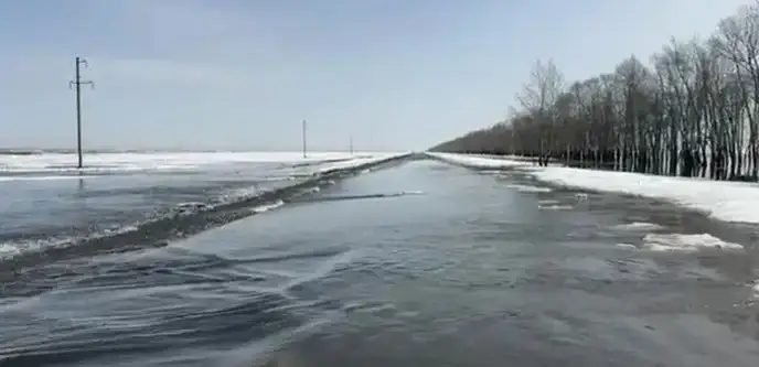 Вышедшая из берегов вода размыла дорогу в Атырауской области 