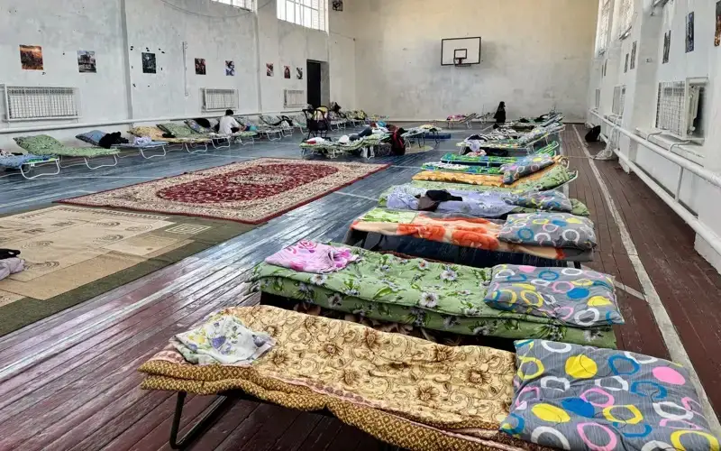 Эвакуация жителей Кульсары и борьба с паводком продолжаются в Атырауской области 