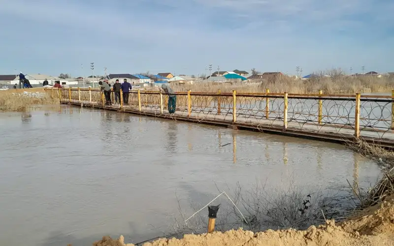 Жители Кульсары укрепляют дамбы