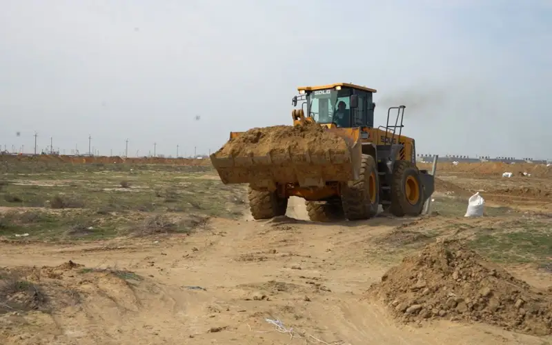 Жители Кульсары укрепляют дамбы