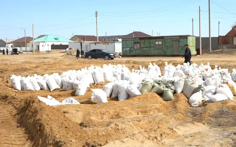 Жители Кульсары укрепляют дамбы