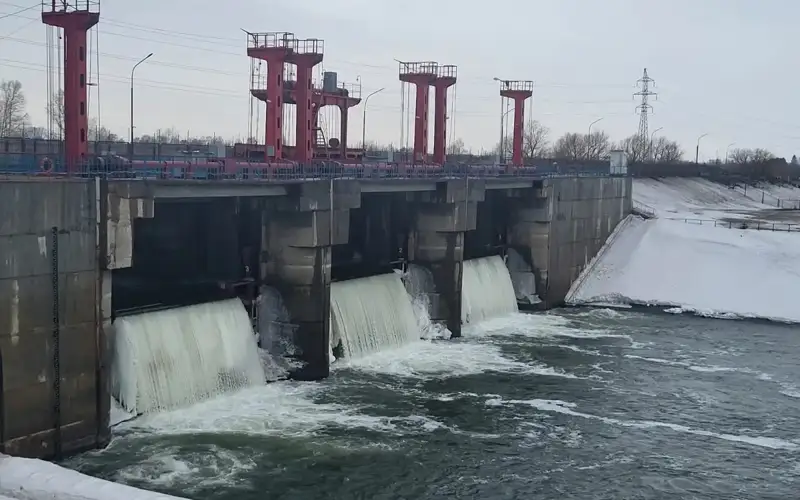 Более двух метров - перелив воды через гребень плотины в СКО