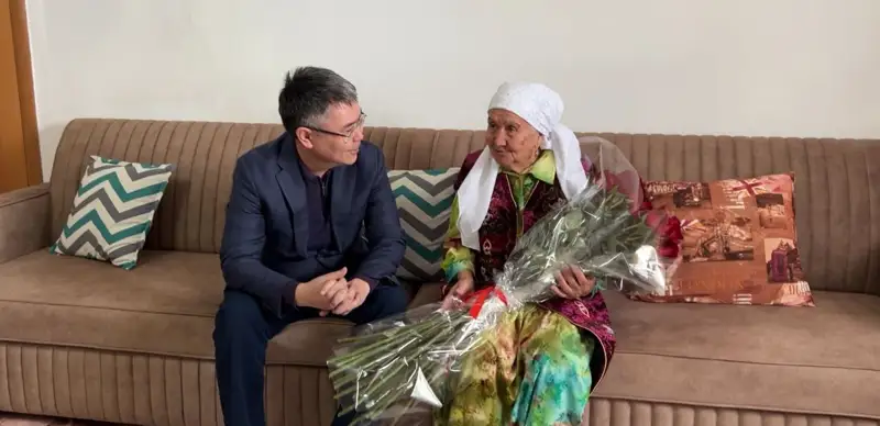 Аким Атырауской области встретился с бабушкой