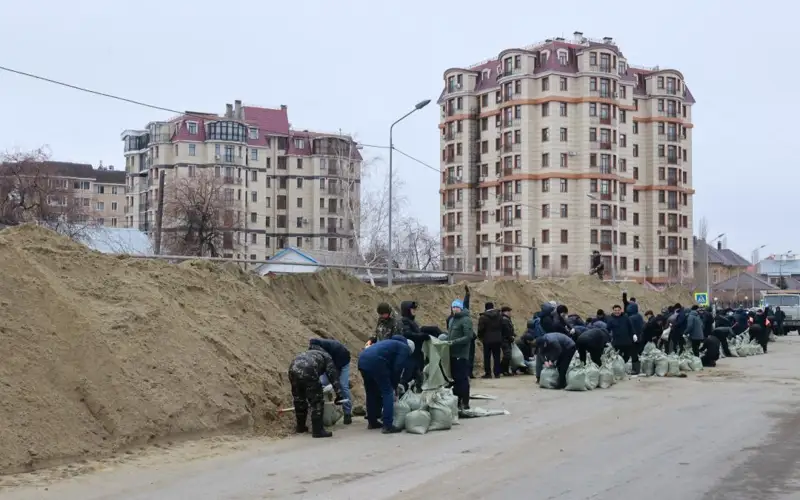 Более тысячи волонтеров присоединились к работам по укреплению моста в Костанае