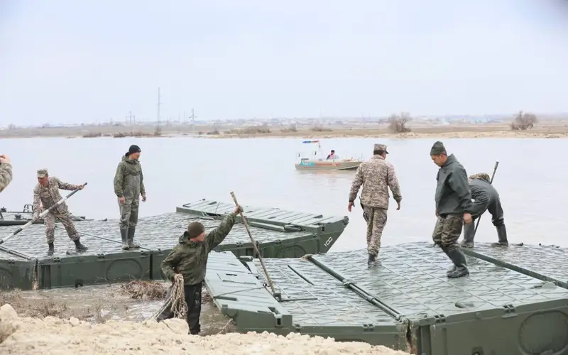 Понтонный мост установили на въезде в село Уил Актюбинской области