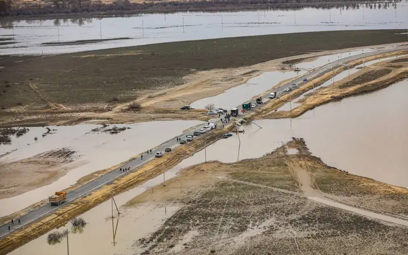 Понтонный мост установили на въезде в село Уил Актюбинской области