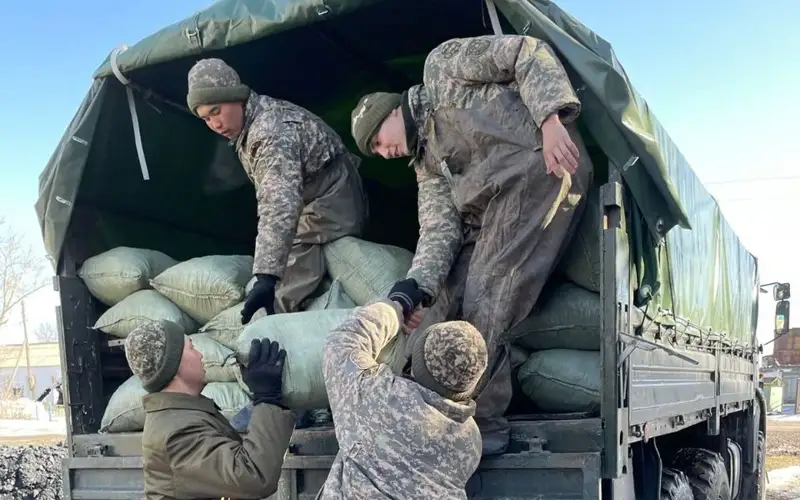Почти 900 военнослужащих помогают бороться с паводками в Казахстане