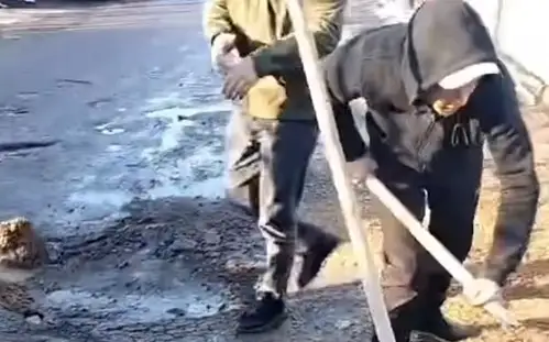 Талгарцы своими силами ремонтируют дороги: в акимате пояснили видео