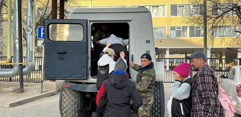 Evacuation operations in the Zhylyoi district of the Atyrau region. Photo credit: Ministry of Emergency Situations