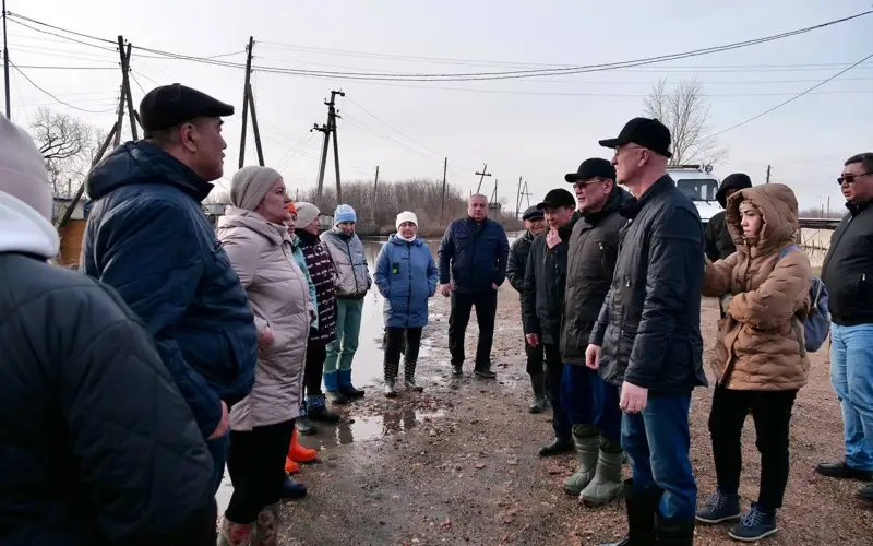 Роман Скляр Шимолий Қозоғистон вилоятидаги сув босган уйлар аҳолиси билан учрашди