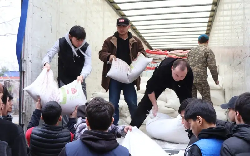 көмек көрсетті