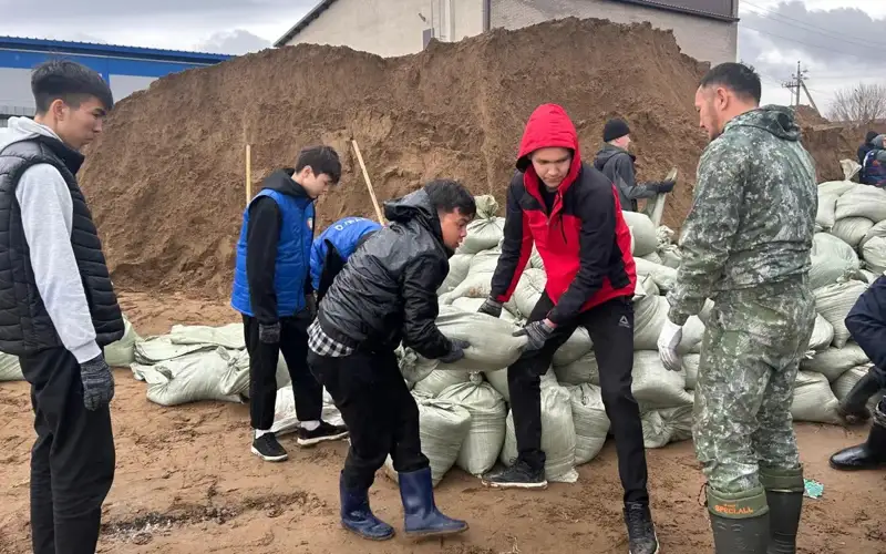 Қозоғистонда сув тошқинларига қарши курашга 5 мингдан ортиқ талаба жалб этилган