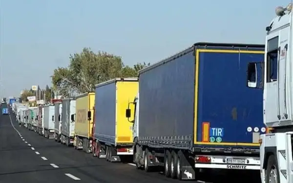 Kazakhstan closes highway checkpoint on border with Uzbekistan