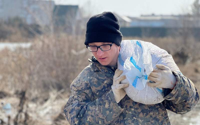 гвардеец пресс-службы Регионального командования Орталык Национальной гвардии РК