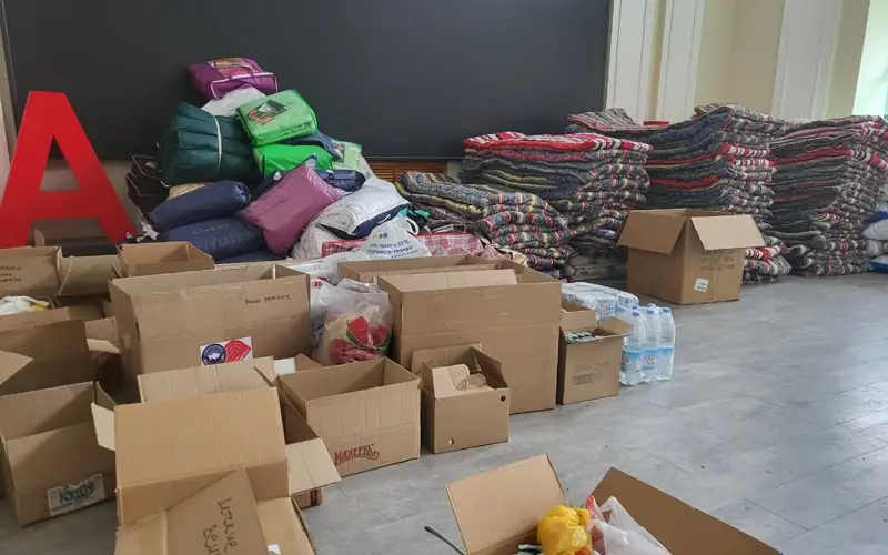 Gýmanıtarnýıý pomoş sobıraıýt jıtelı SKO dlıa postradavshıh ot pavodka