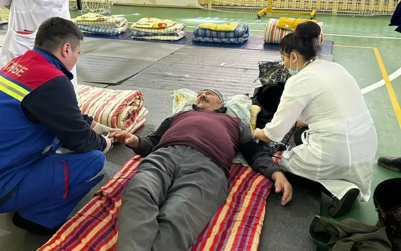 Медики во время паводка в Актобе