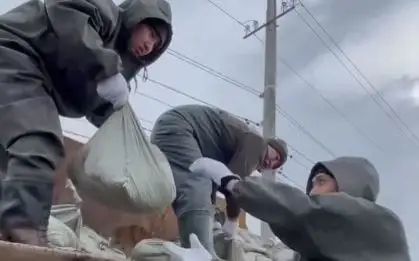 В поселке Жибек жолы близ Астаны возводят земляной вал