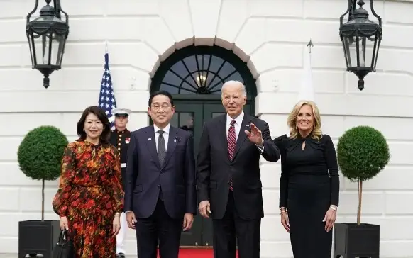 Кисида Байденга Super Mario ўйинчоқларини совға қилди