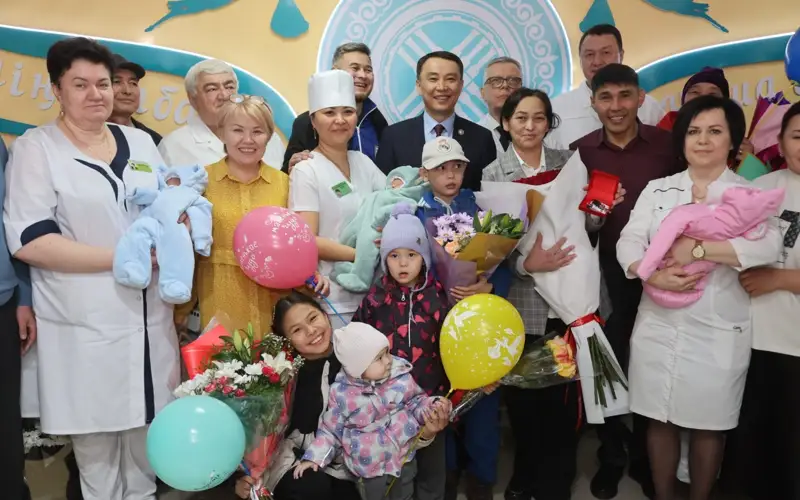 Костанайской семье подарили квартиру за долгожданную тройню