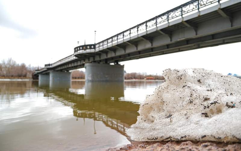 Мост на набережной в Астане Река Есиль