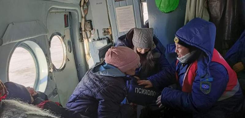 Psychologists assist people affected by floods. Photo credit: Aktobe Region Emergency Situations Department