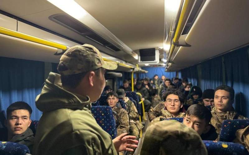 Столичные волонтеры и коммунальщики помогают в борьбе с паводками в Акмолинской области Столичные волонтеры и коммунальщики помогают в борьбе с паводками в Акмолинской области