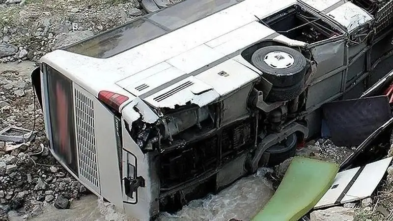 Покистонда автобус ҳалокатида 17 киши ҳалок бўлди