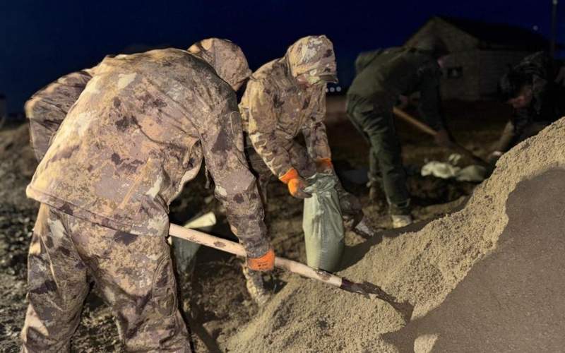 Столичные волонтеры и коммунальщики помогают в борьбе с паводками в Акмолинской области Столичные волонтеры и коммунальщики помогают в борьбе с паводками в Акмолинской области