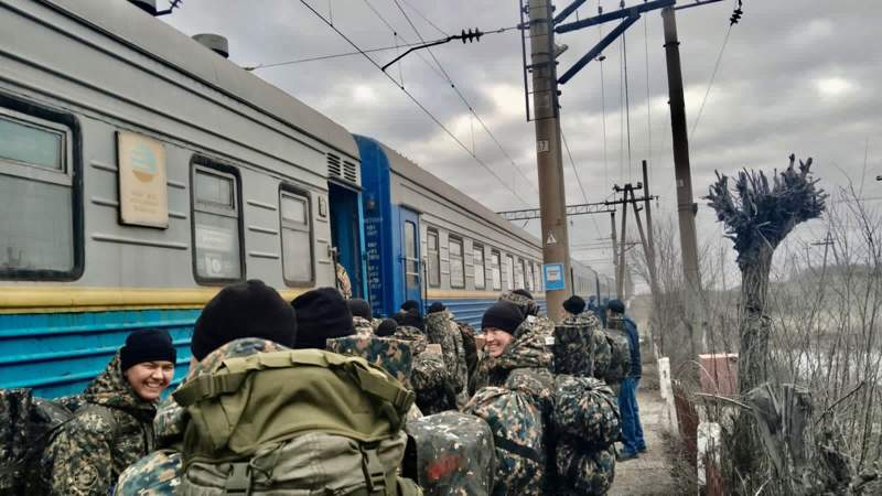 Поезд перевозит военных и спасателей