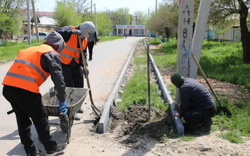 В Арыси строятся новые пешеходные дорожки
