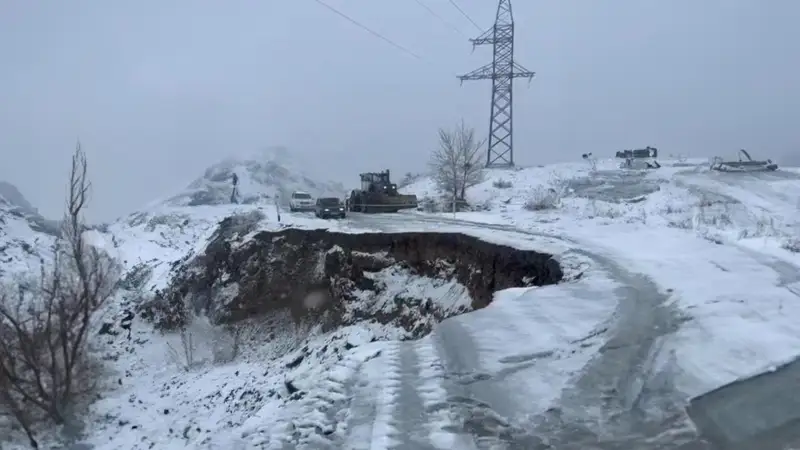 Обвал дорожного полотна произошел на трассе в Маркакольском районе