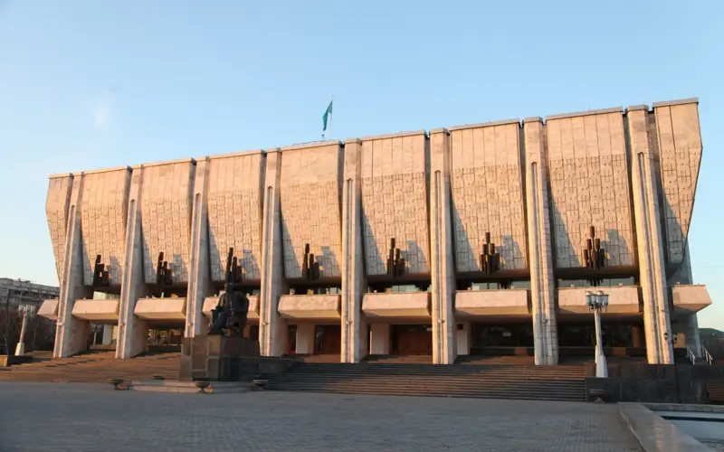 穆赫塔尔·阿乌埃佐夫哈萨克国家话剧院迎来建院100周年
