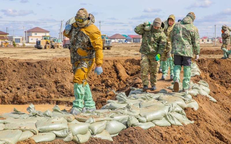 Военные и спасатели строят защитные сооружения Жибек жолы Паводки в Жибек жолы