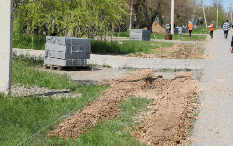 В Арыси строятся новые пешеходные дорожки В Арыси строятся новые пешеходные дорожки