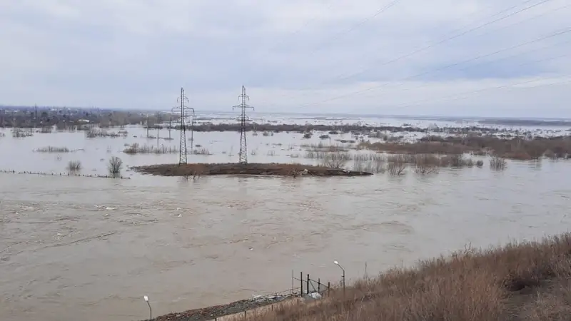 Защитный вал прорвало в селе Бесколь СКО