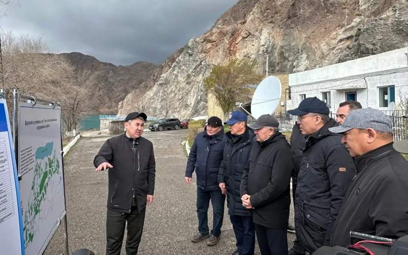 Сенаторлар сув тошқинларига қарши кураш ишлари билан танишди Сенаторлар сув тошқинларига қарши кураш ишлари билан танишди