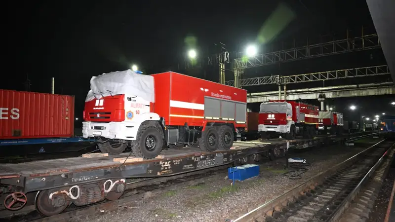 Спецтехнику из Алматы отправили на борьбу с паводками в Уральске