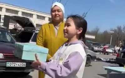 jyl boıy jınaǵan aqshasyn kómek retinde berdi