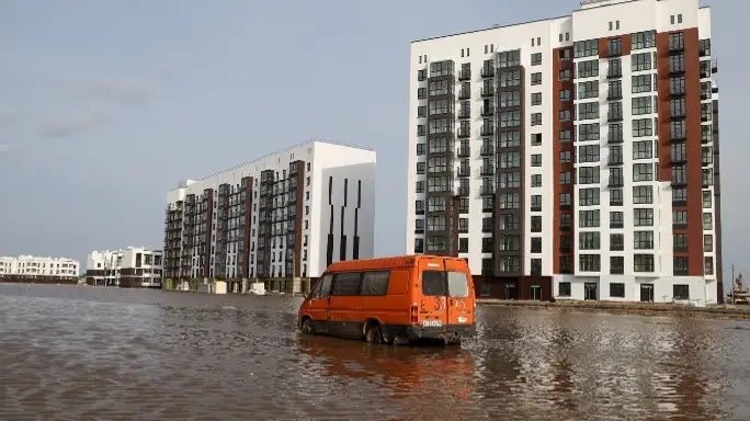 В Оренбурге за сутки подтопило еще 800 домов и 1 800 участков