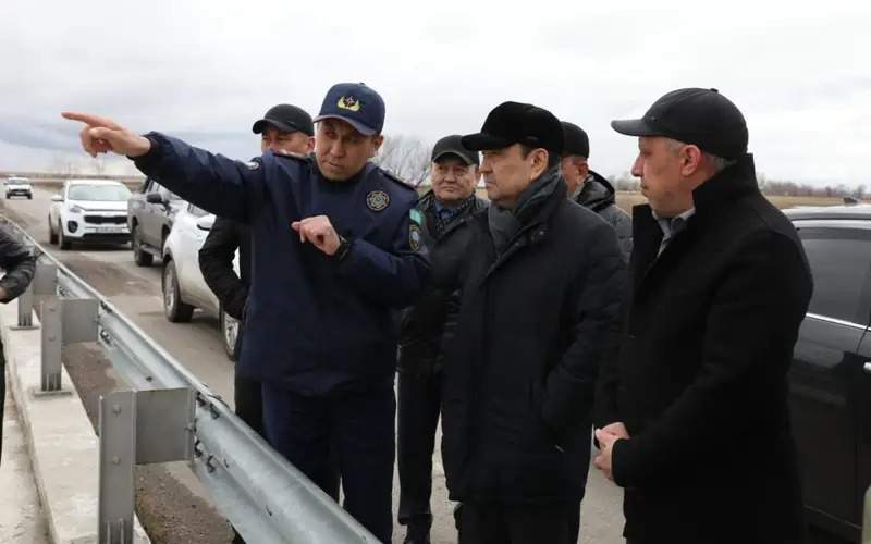 Сенаторлар сув тошқинларига қарши кураш ишлари билан танишди Сенаторлар сув тошқинларига қарши кураш ишлари билан танишди