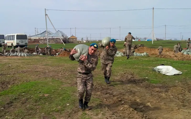 Десантники ставят заслоны большой воде в пригородных районах Уральска