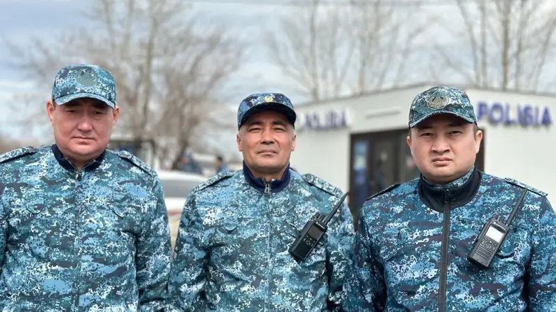 Полицейские помогают в эвакуации людей в Петропавловске