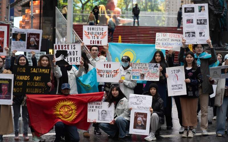 Митинг в Нью-Йорке прошел в поддержку закона о криминализации домашнего насилия в Казахстане