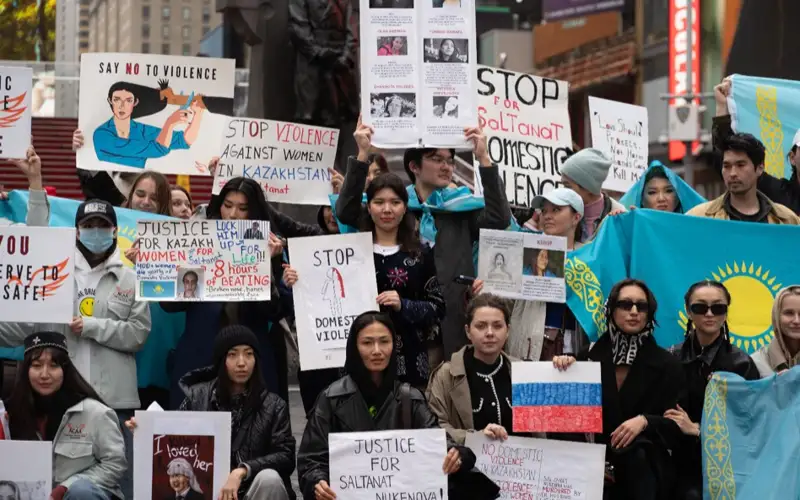   В Нью-Йорке прошел митинг в поддержку закона о криминализации домашнего насилия в Казахстане